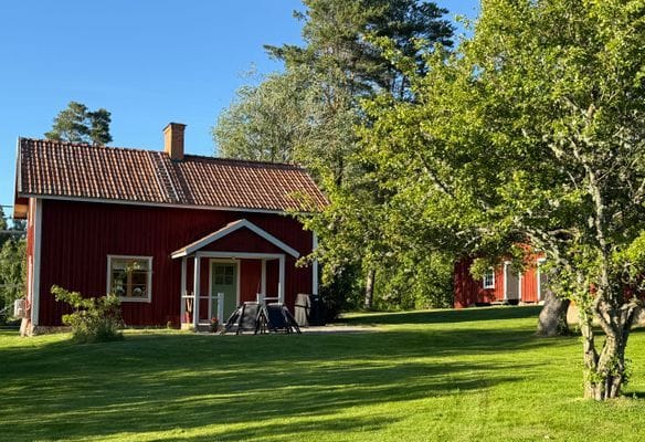 Torp på landet med närhet till naturliv och sjö.