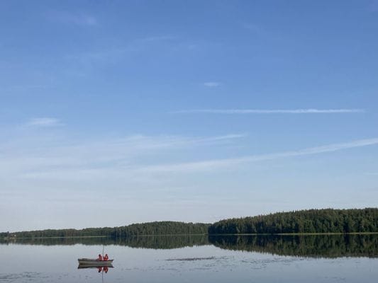 Sjönära stuga i herrgårdsmiljö med egen brygga - Bild 22