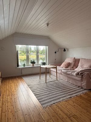 TV-rum med soffa på övervåning