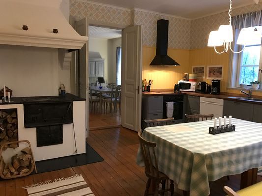 Lantligt kök med vedspis