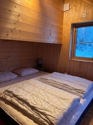 Sovrum 2, låg säng, 160 cm.