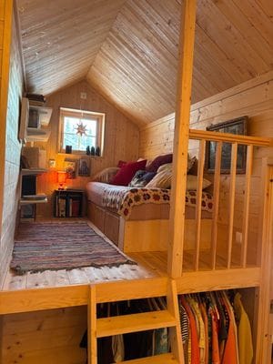 90 cm barnsäng på litet loft