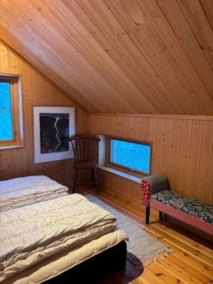 Sovrum 2, 160 cm låg säng med utsikt mot fönster