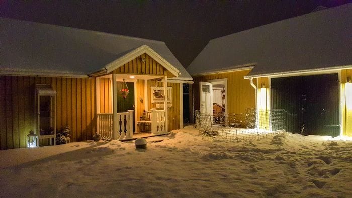 Stugan och ladan kvällstid.