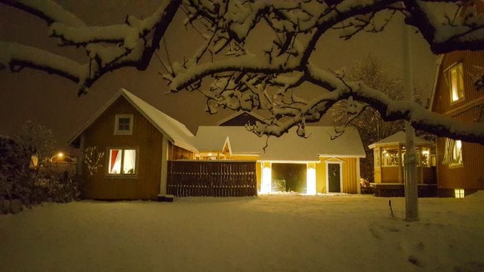 Stugan, ladan, lusthus och bostadshus i vinterskrud.