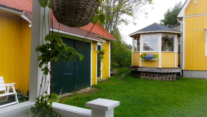 Utsikt från stugans farstukvist