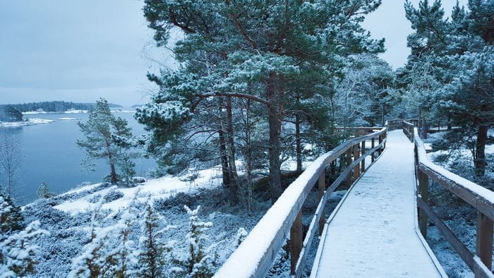Promenadstråk på pålar vid Lillängshamnen.