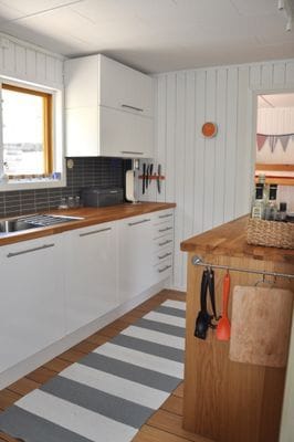 Köket är litet men har gott om bänkytor och innehåller allt man kan behöva.
