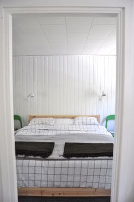 Stora sovrummet i stugan har en dubbelsäng.