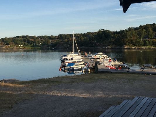 Båt- och badbryggan ligger bara ett par minuters promenad från stugan. Här ligger också kajaken.