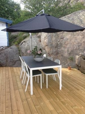 Uteplats på husets baksida.