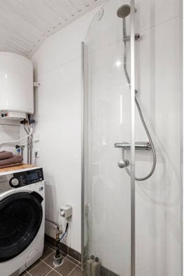 Fullt utrustat badrum med dusch och tvättmaskin