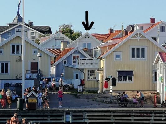 Huset från andra sidan hamn ovanför smögenbryggan 50 meter