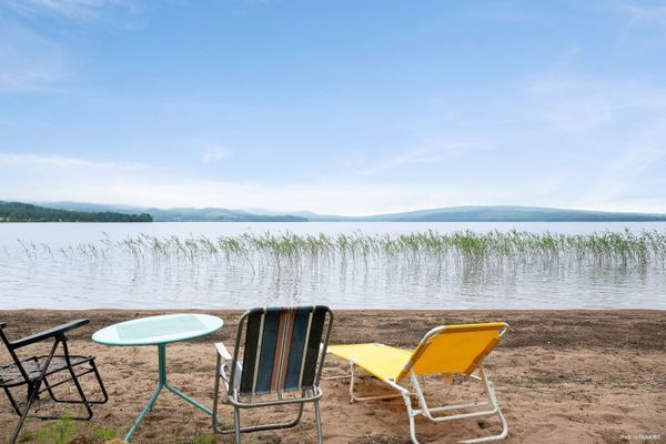 Avskild stuga vid sjön – off-grid med egen strand - Bild 2