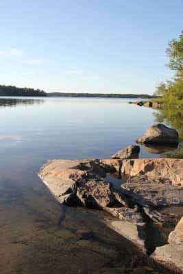 Klippor och naturtomt vid vattnet nära stugan i Loftahammar, Västervik.