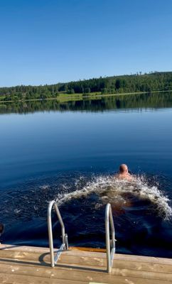 Dyk i spegelblank sjö