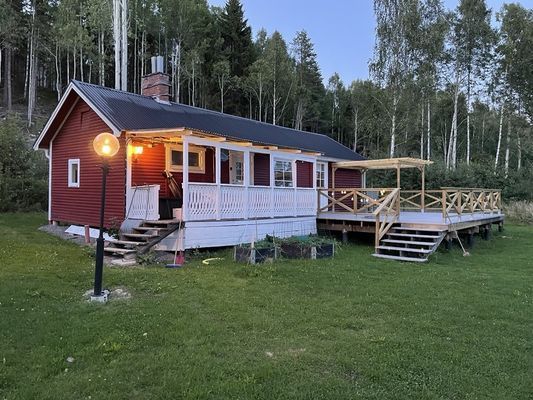 Stuga vid vattnet i Sjörgrå