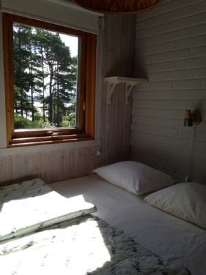 Ett av sovrummen med dubbelsäng och havsutsikt