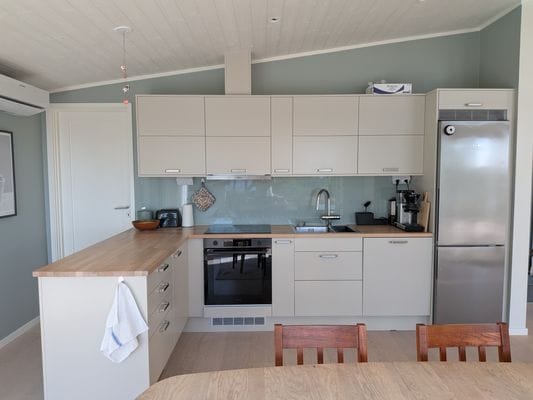 Arkitektritad stuga med havsutsikt nära Grebbestad - Bild 3