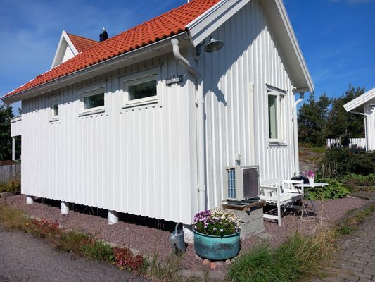 Du kan ta ditt morgonkaffe i solen på bänken utanför stugan. Där står också en grill du kan använda.