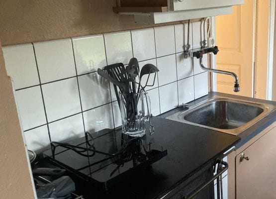 Kokvrå, induktionsplatta, kylskåp, mikrovågsugn, matbord