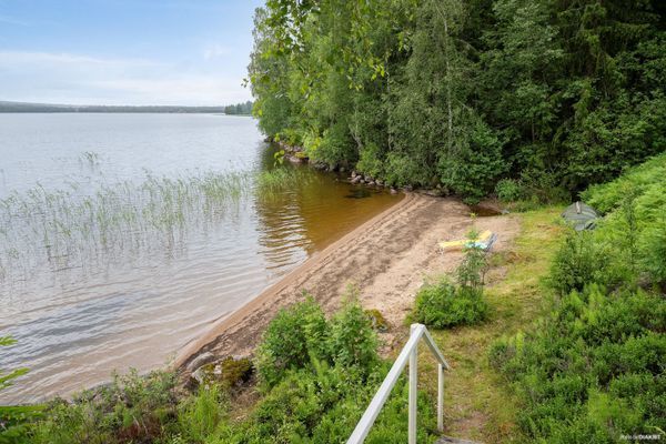 Avskild stuga vid sjön – off-grid med egen strand - Bild 3