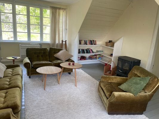 Mysig sommar hus i skogen och nära sjö - Bild 11