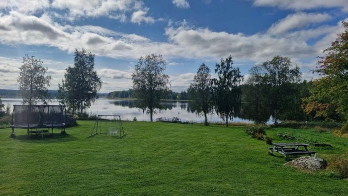 Timmerhus vid sjön - Bild 2