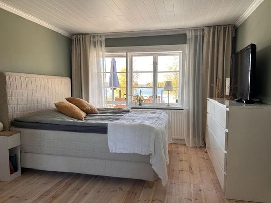 Timmerhus vid sjön - Bild 3