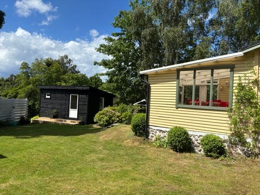 Ny tvättstuga och sovdel i trädgård