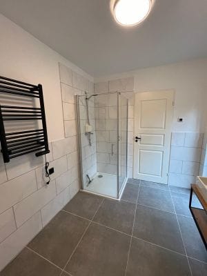 Semesterhus med motorbåt och bastu på sjön - Bild 9