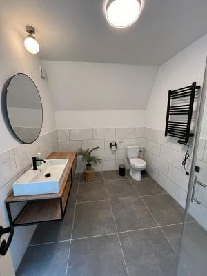 Semesterhus med motorbåt och bastu på sjön - Bild 8