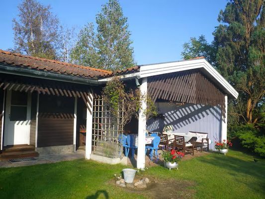 Uteplats med sol dag och kvällstid