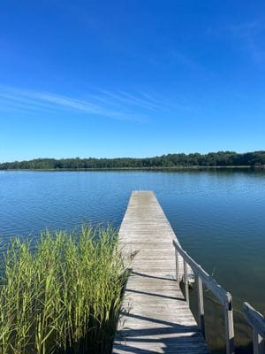 Badplats med bryggor, grill, och bokningsbar bastu