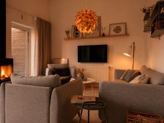 Allrum övre plan med tv-hörna och utgång till balkong