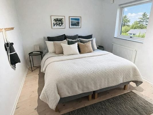 Sovrum 1 övre plan med dubbelsäng om 180cm