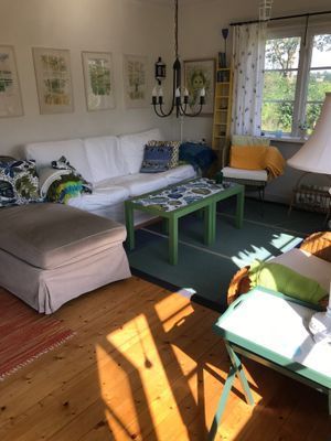 vardagsrummet på bottenvåningen, med kamin