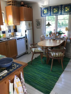 köket, med kyl, frys och diskmaskin