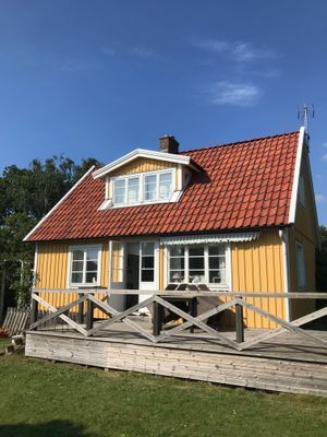 Charmigt gammalt sommarhus med trädgård i Torekov