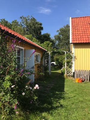 Charmigt gammalt sommarhus med trädgård i Torekov - Bild 4