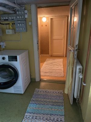 Källare: Hall mot duschrum och toalett