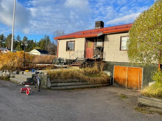 Hus i centrala Jokkmokk, med utsikt mot solnedgång - Bild 17