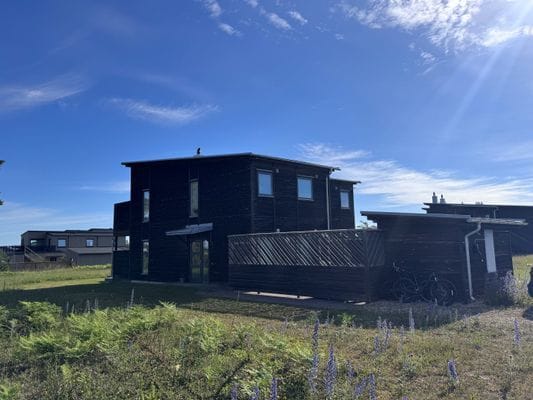 Boende i 2 två plan, innergård samt uteplats och balkong
