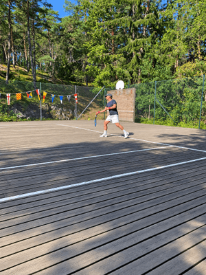 Tennisbana med träunderlag
