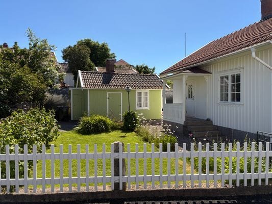 Sommarhus i Havstenssund med sjöbod