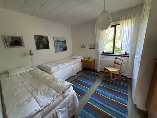 Hemtrevligt hus mitt i skogen nära egen sjö - Bild 10