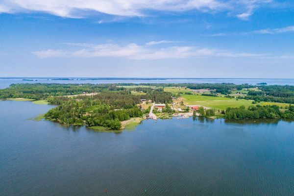 Gör en utflykt till Vinön i Hjälmaren