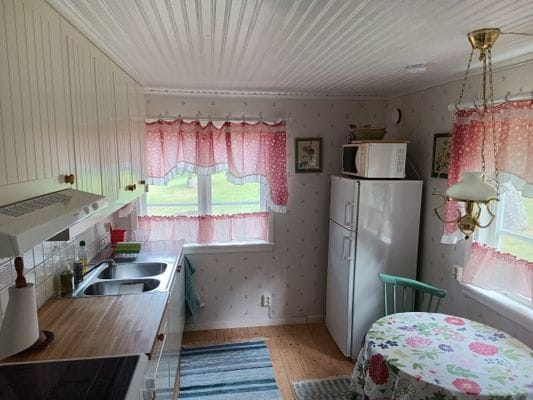 Enskilt belägen sommarstuga med egen strand - Bild 6