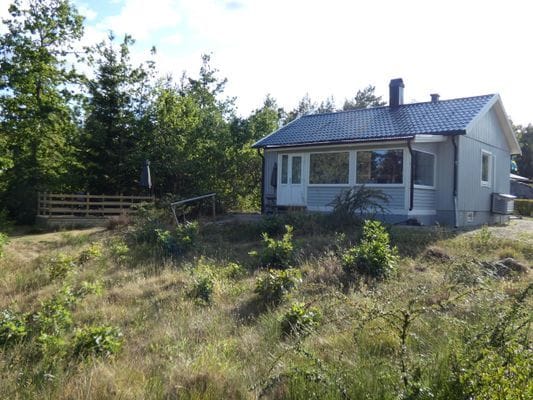 Nyrenoverad stuga i Saleboda med utsikt över sjön - Bild 3