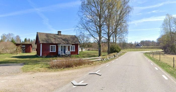 Bild på stugan från norr